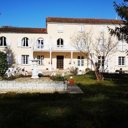 Le Clos Des Cedres B&B ลาโรชฟูโกลด์ ภายนอก รูปภาพ