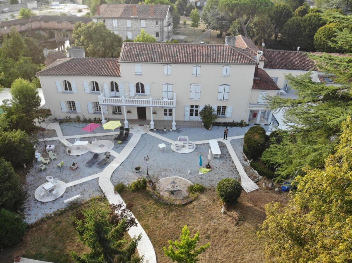 Le Clos Des Cedres B&B ลาโรชฟูโกลด์ ภายนอก รูปภาพ