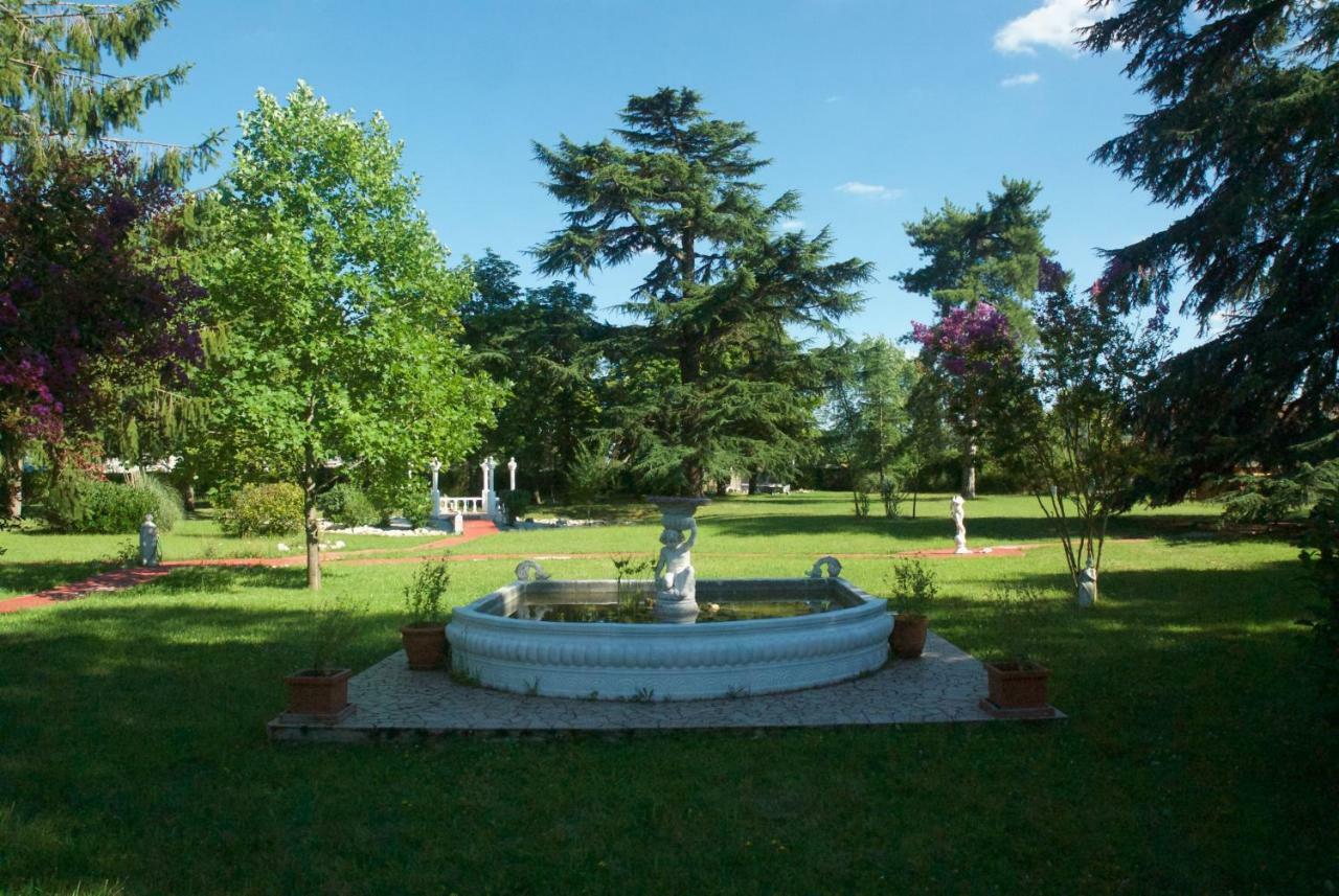 Le Clos Des Cedres B&B ลาโรชฟูโกลด์ ภายนอก รูปภาพ