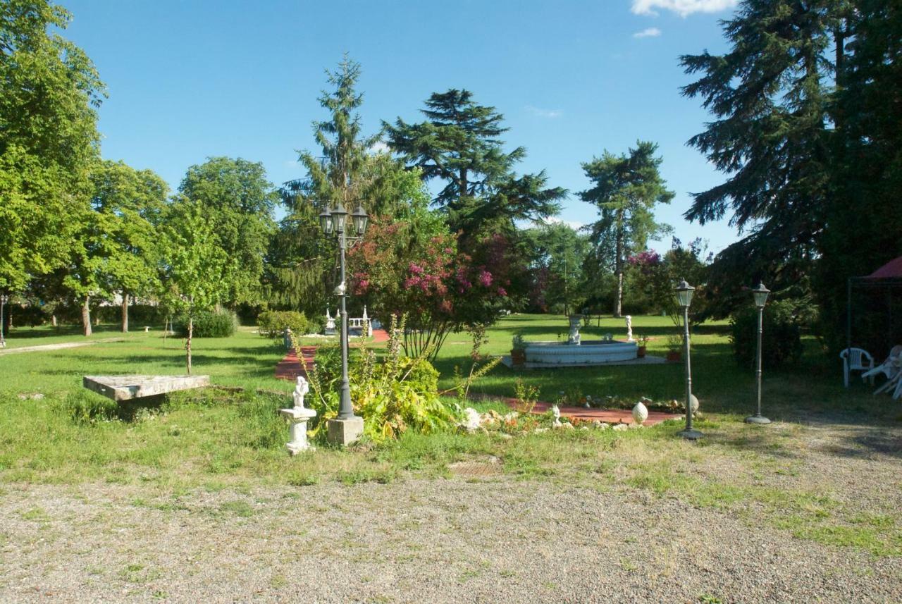 Le Clos Des Cedres B&B ลาโรชฟูโกลด์ ภายนอก รูปภาพ