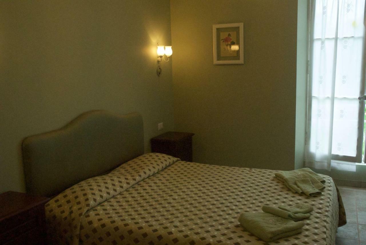 Le Clos Des Cedres B&B ลาโรชฟูโกลด์ ภายนอก รูปภาพ